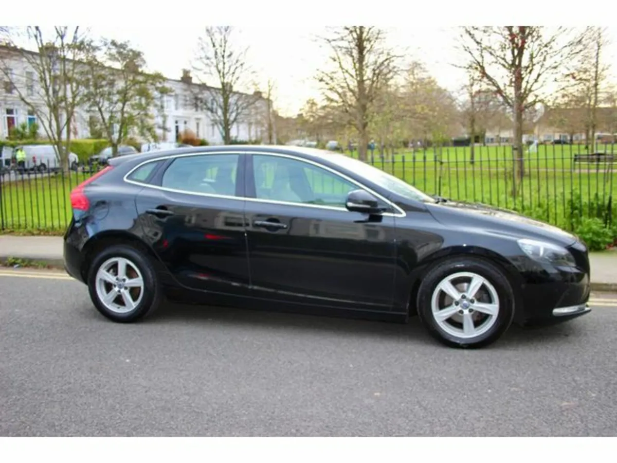 Volvo V40 D2 SE 5DR, FSH, ONLY 95K KMS - Image 3