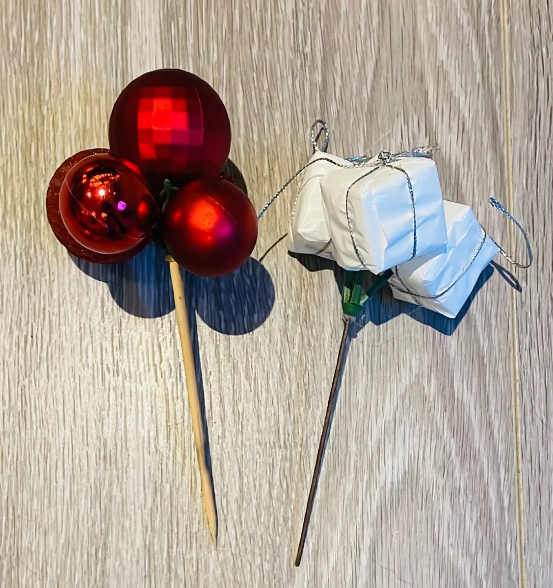 Red & Gold Baubles - 80 Pieces - Image 4