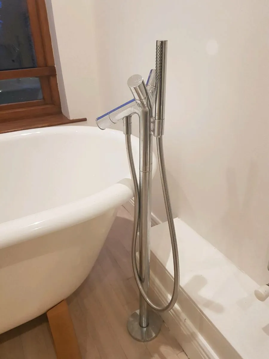 Free standing bath and tap - Image 2