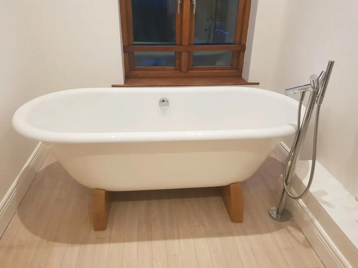 Free standing bath and tap - Image 3