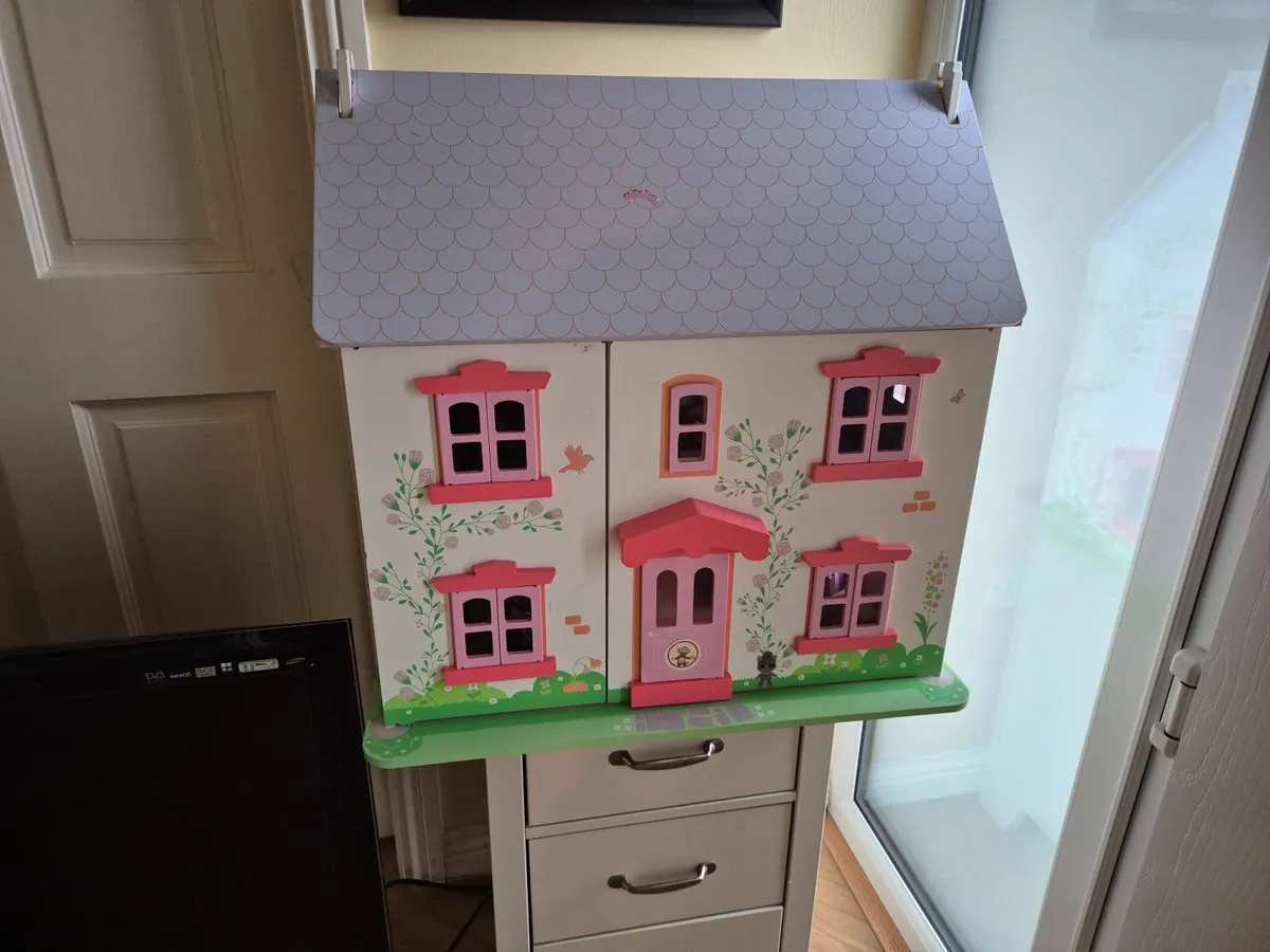 Dolls house and Television - Image 1