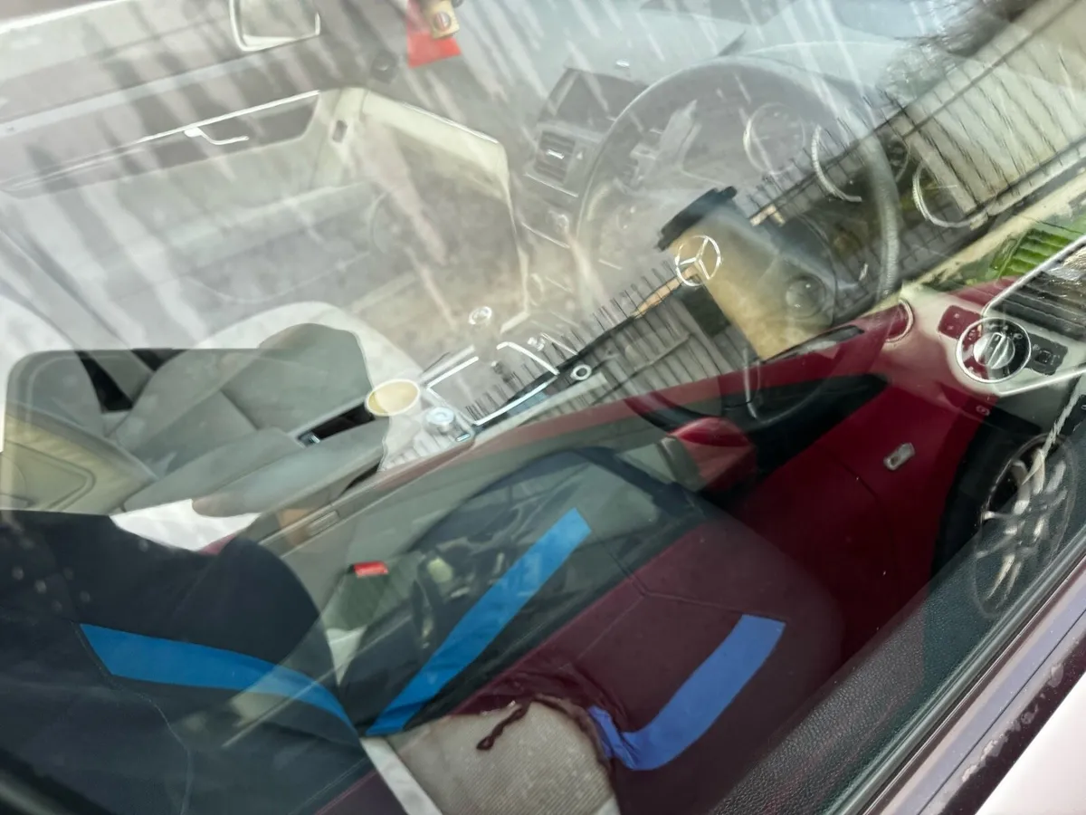 2010 Mercedes c - Image 2