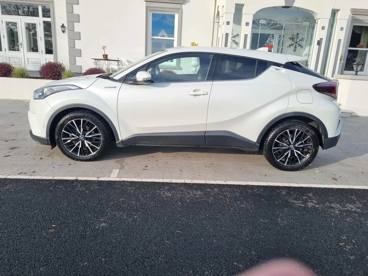 Toyota C-HR Hybrid. Top Spec. - Image 4