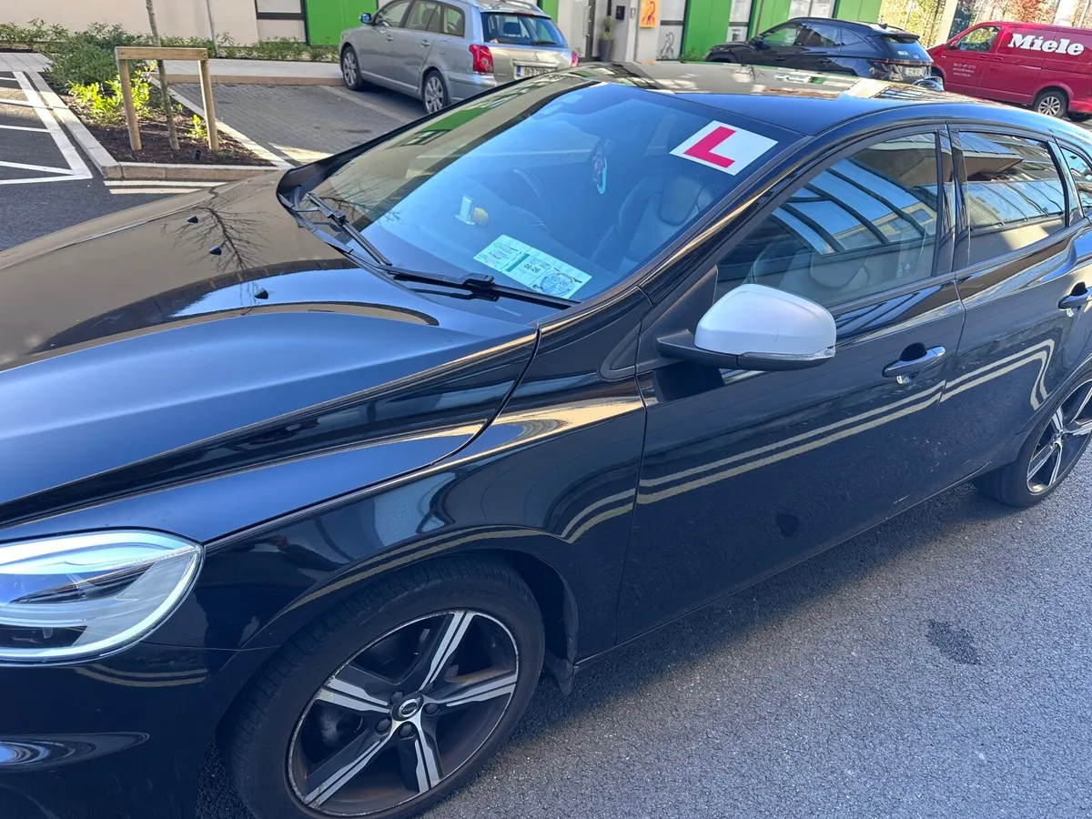 Volvo V40 2017 - Image 1