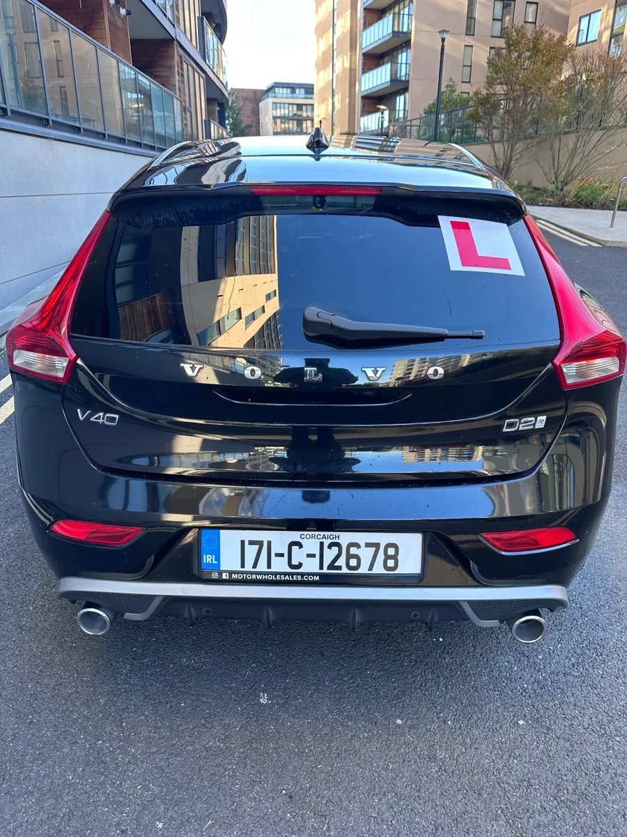 Volvo V40 2017 - Image 2