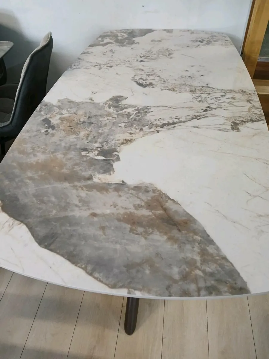 Dining table - Image 1