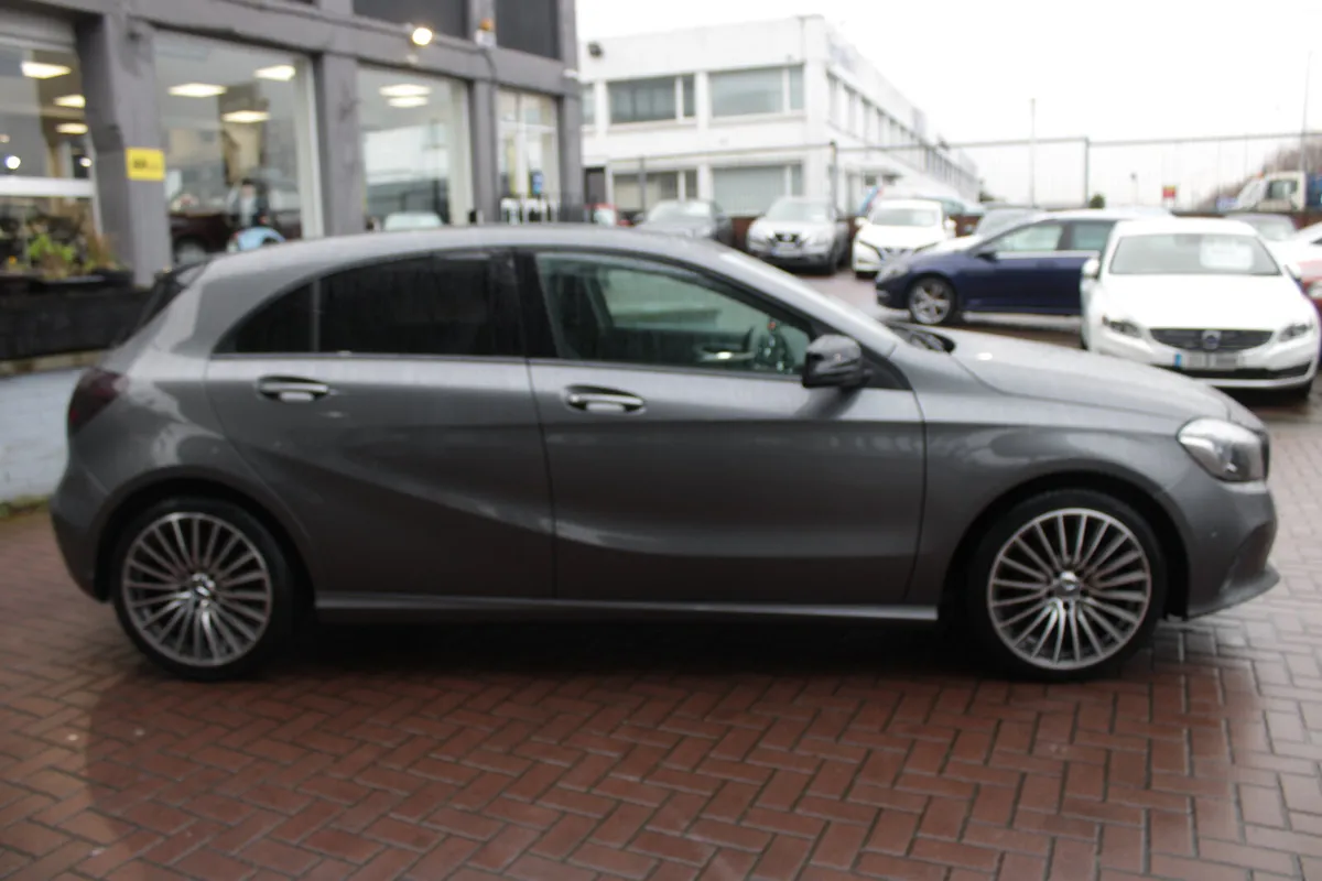 1.6 SPORT PLUS 5DR HATCHBACK  AUTOMATIC // 1 OWNER - Image 3