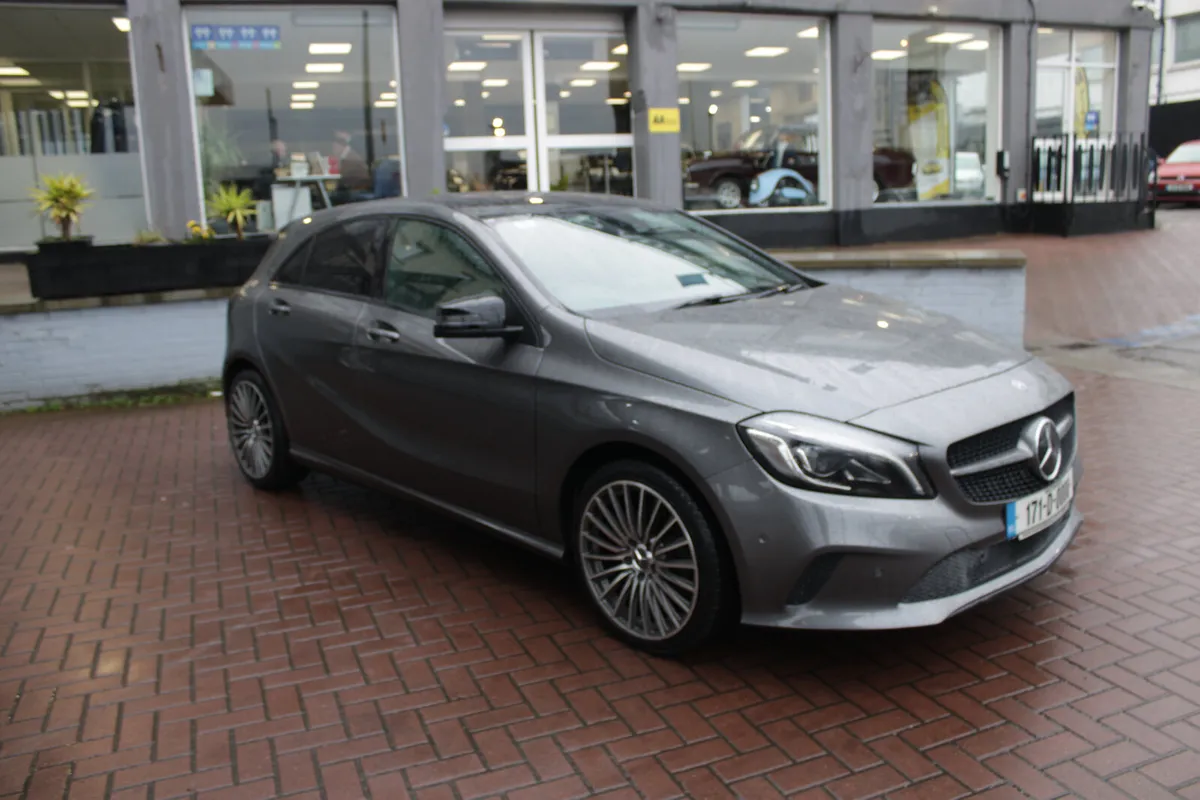 1.6 SPORT PLUS 5DR HATCHBACK  AUTOMATIC // 1 OWNER - Image 1