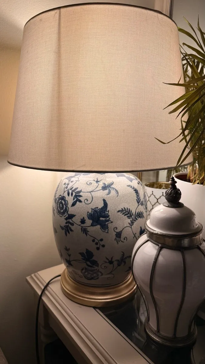Blue and white lamp - Image 2