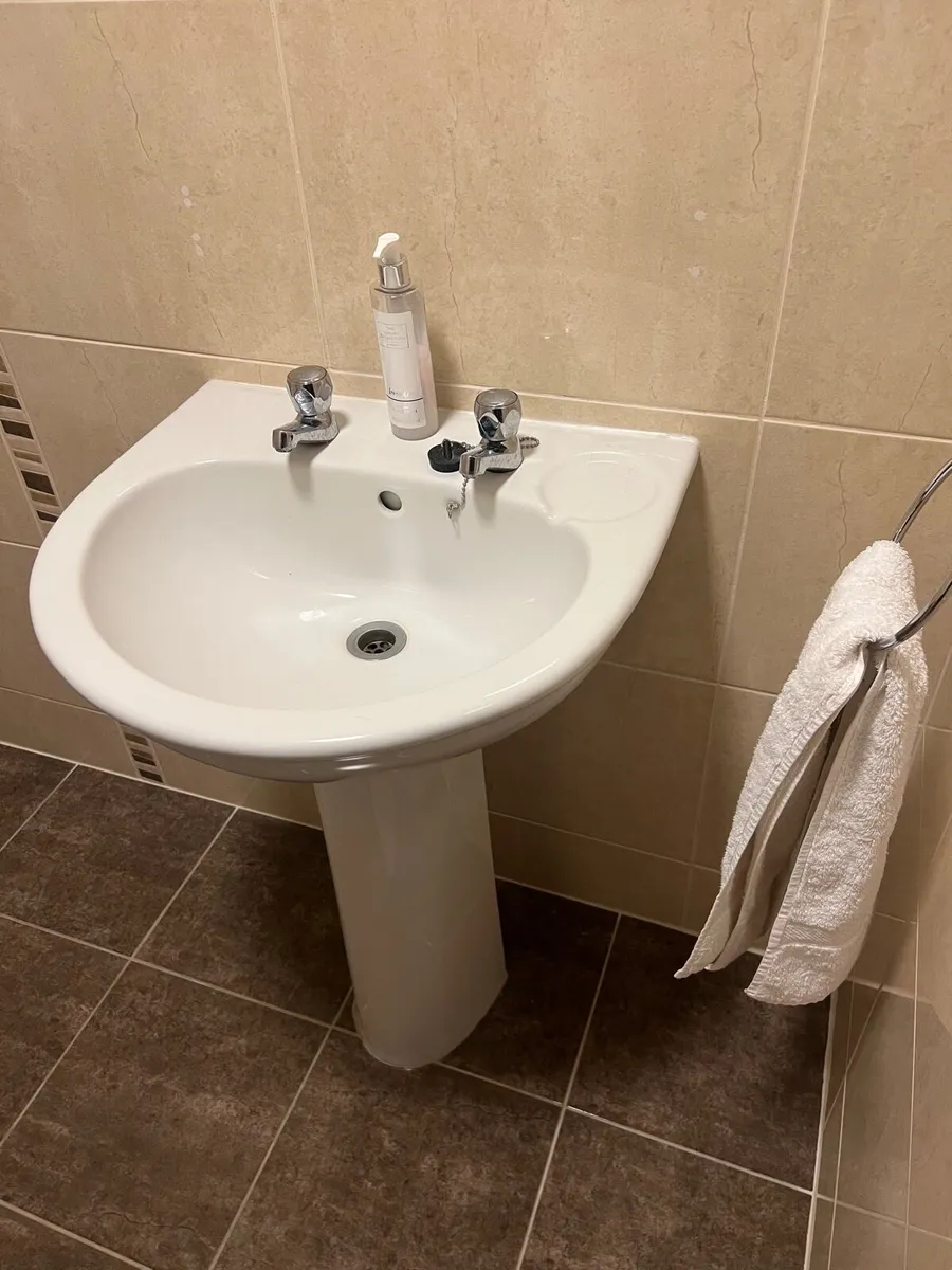 Pedestal sink - Image 1