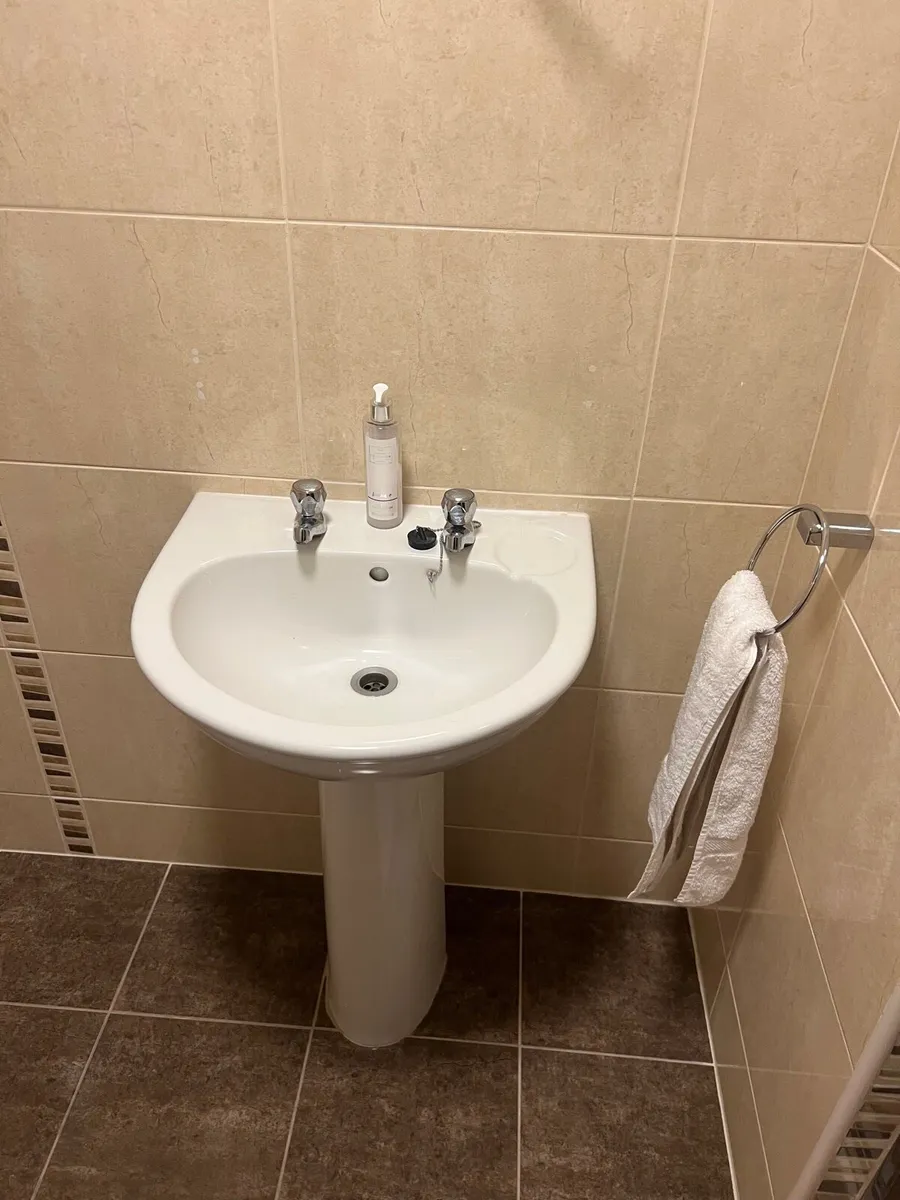 Pedestal sink - Image 2