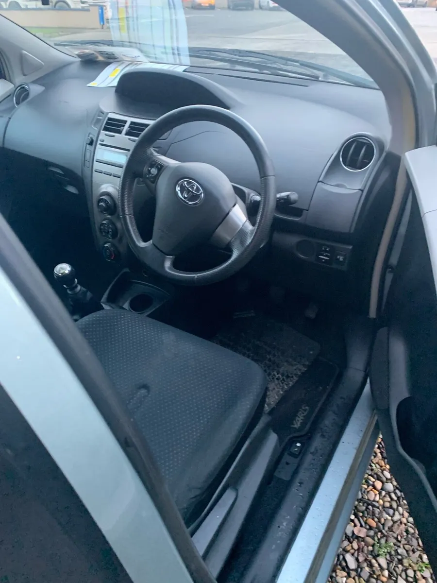 Toyota Yaris 2010 - Image 4