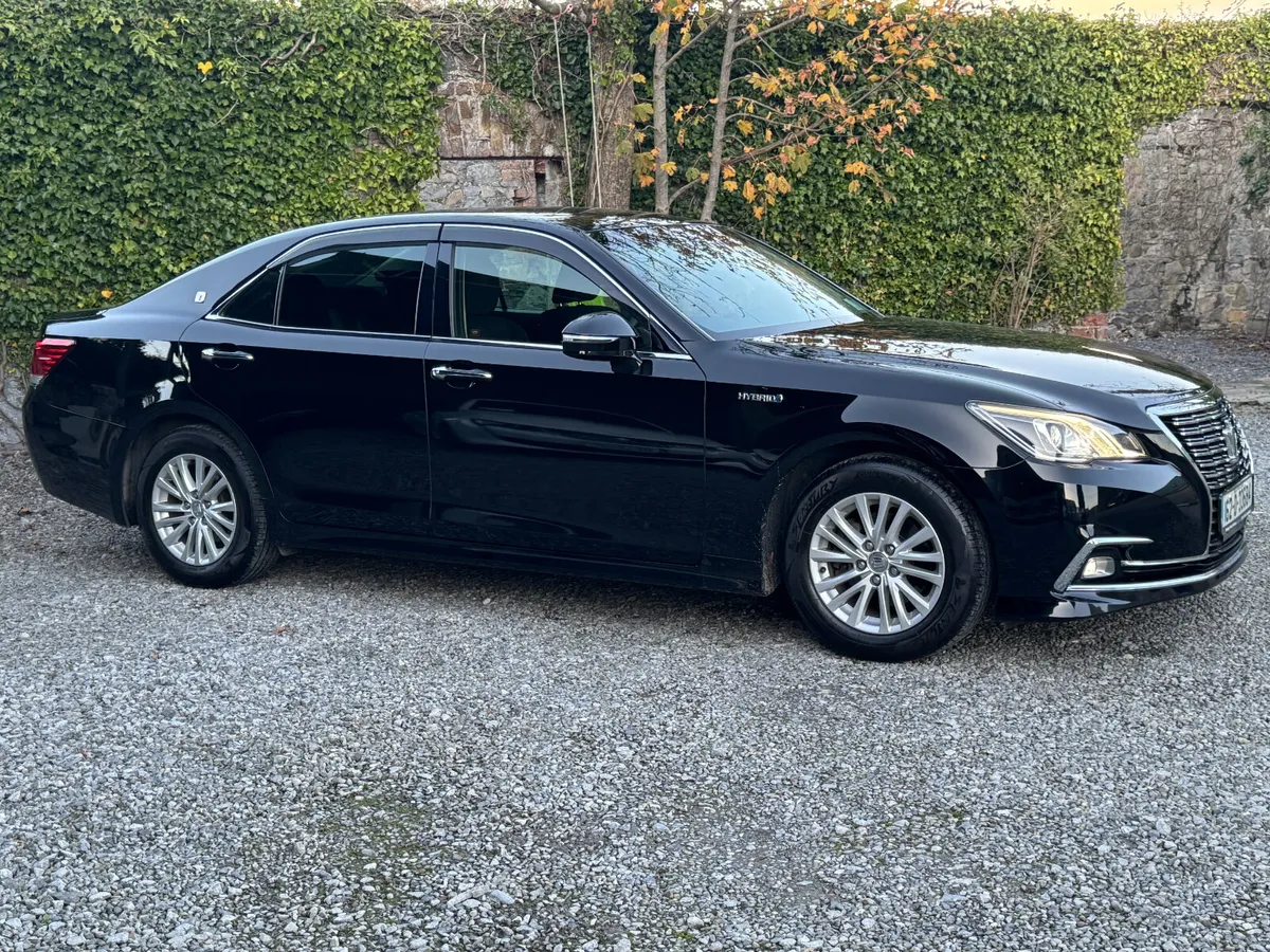 2016 Toyota Crown 2.5 Hybrid - Image 2