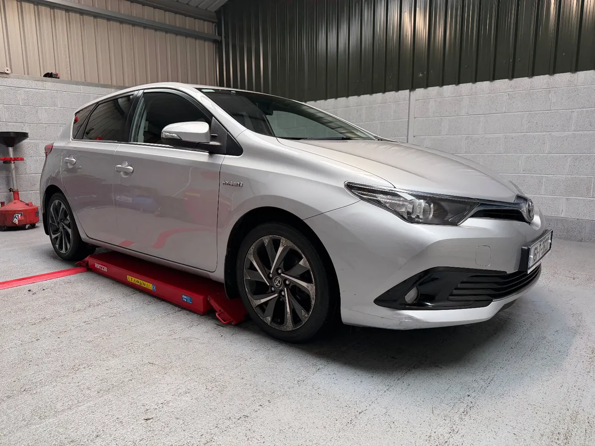 Toyota Auris 2016   Hybrid ! - Image 1