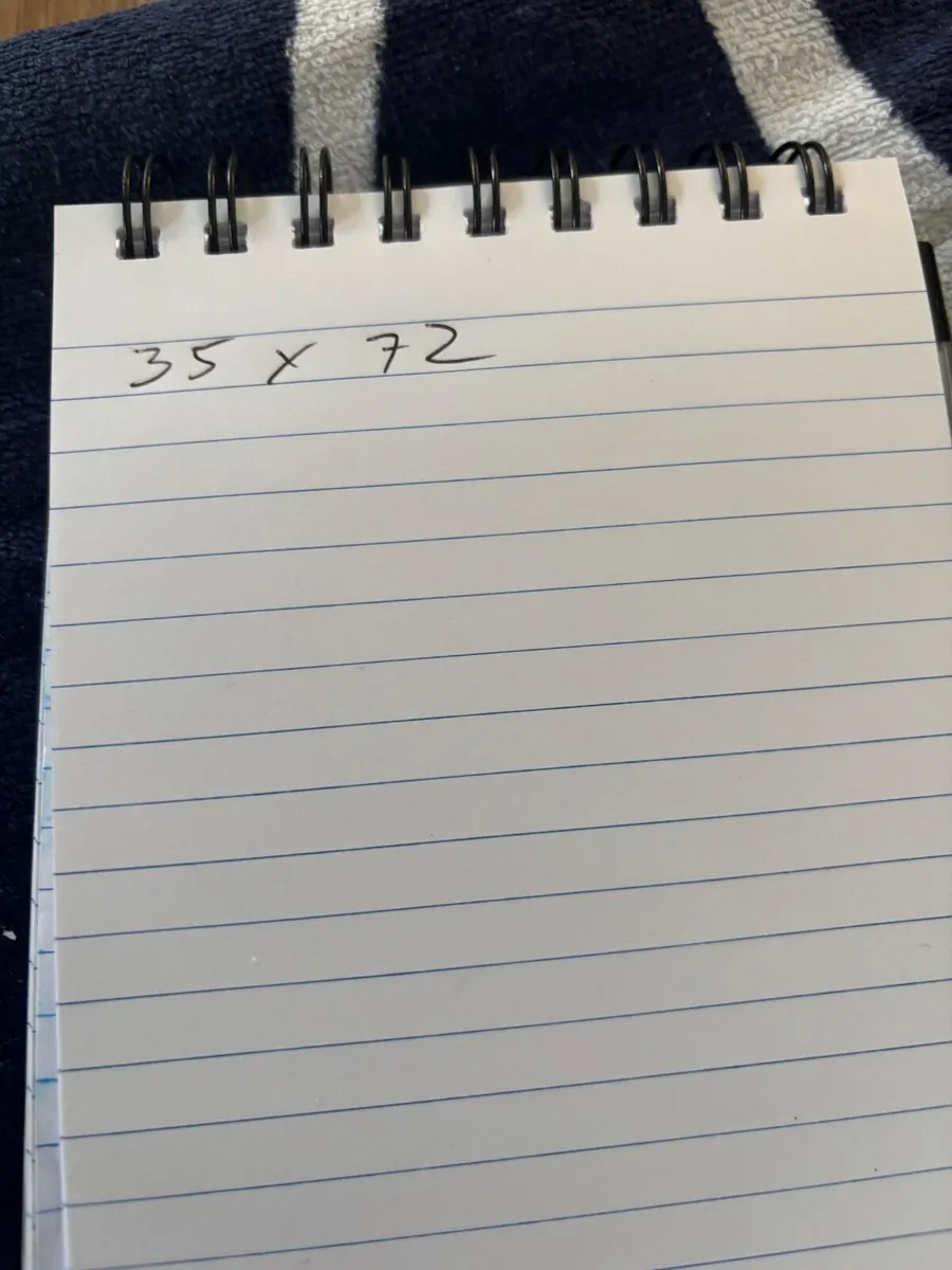 Table and chairs - Image 1