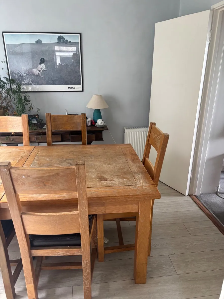 Table and chairs - Image 2