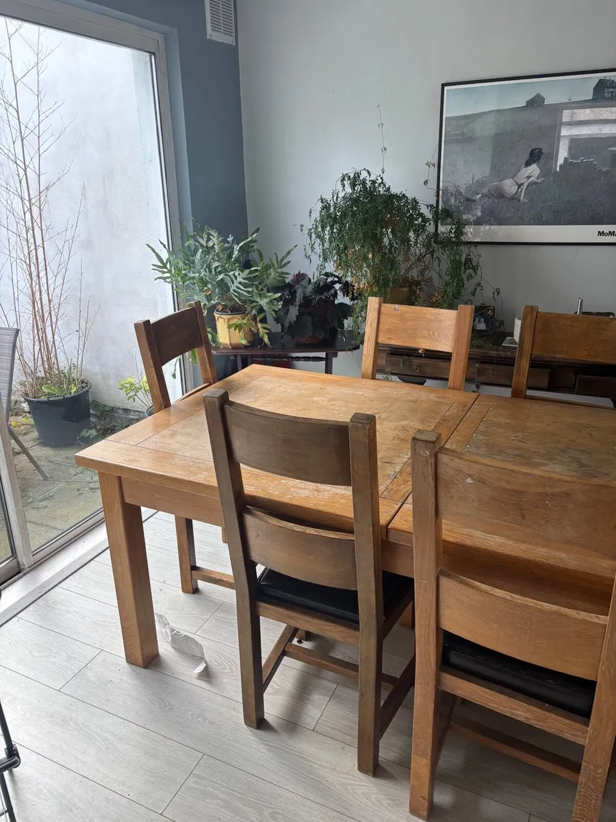 Table and chairs - Image 4