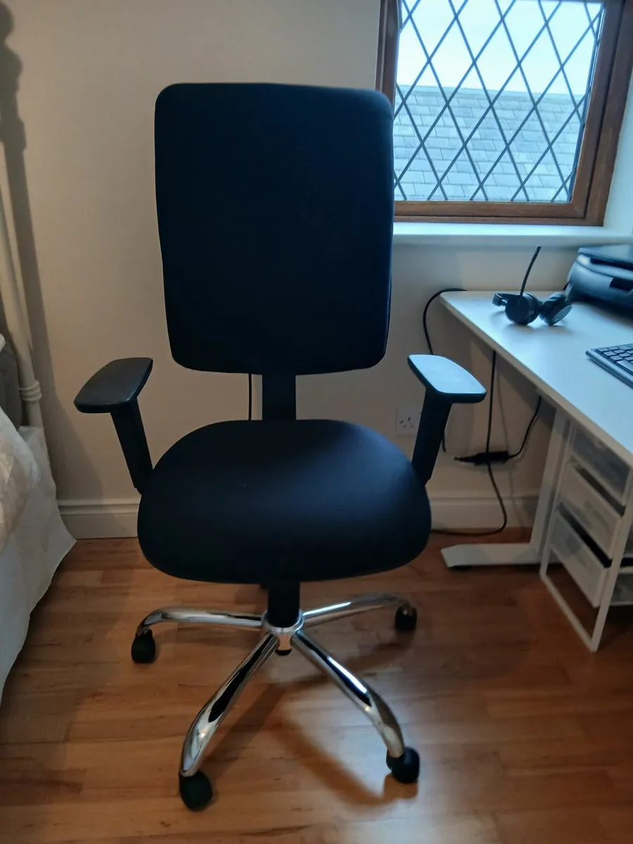 Adjustable computer table and chair - Image 3