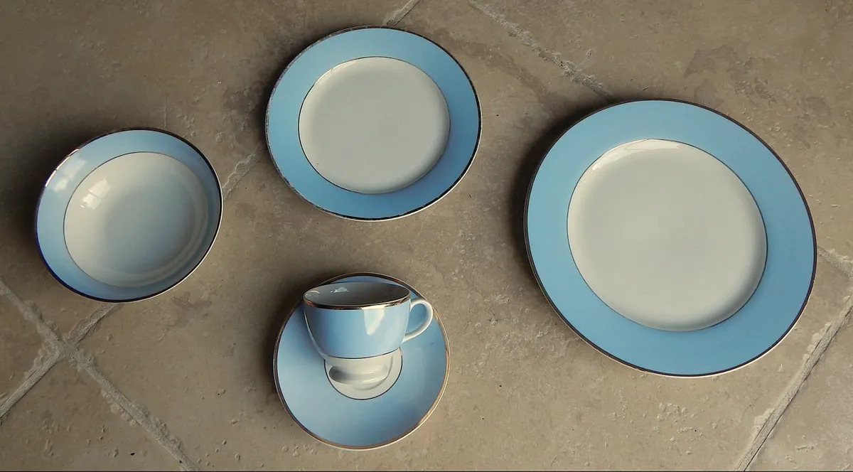 21 Pieces of  Vintage Doulton 2004 RD Crockery - Image 3