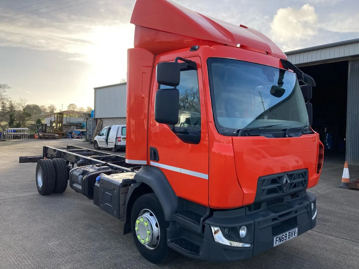 2019 Renault D range 210hp 16 ton 8 stud - Image 1