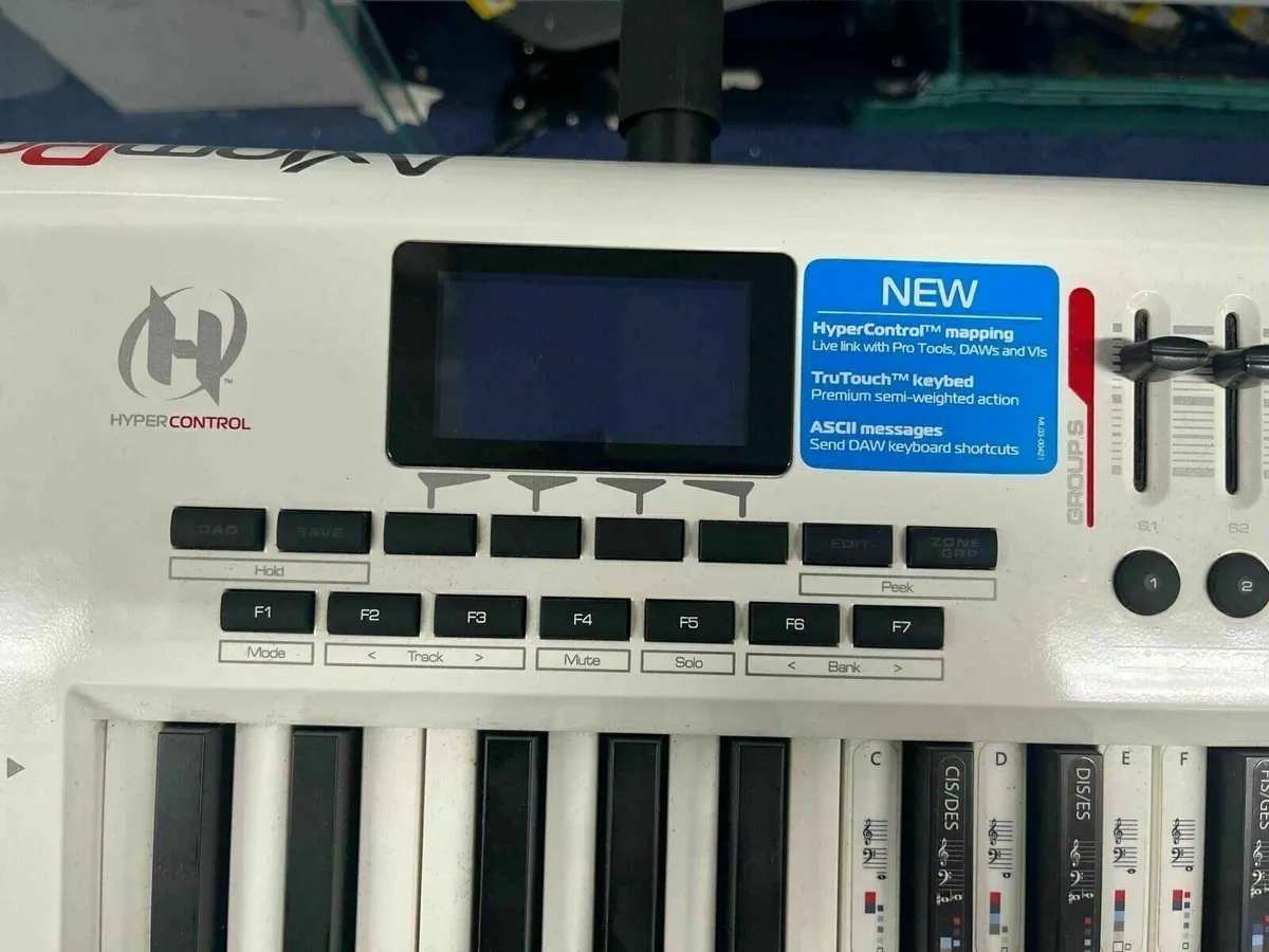 Axiom Pro 61 MIDI Controller - Image 2