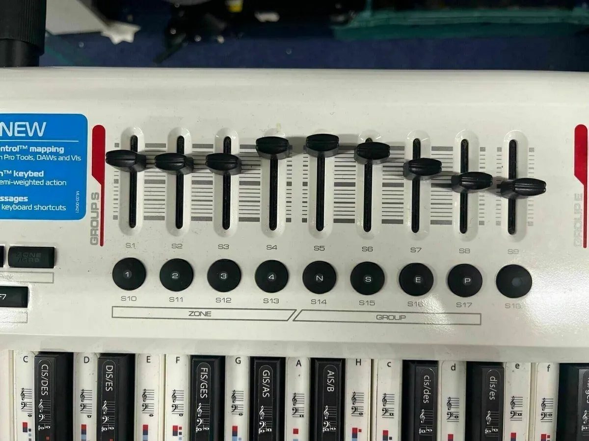 Axiom Pro 61 MIDI Controller - Image 3