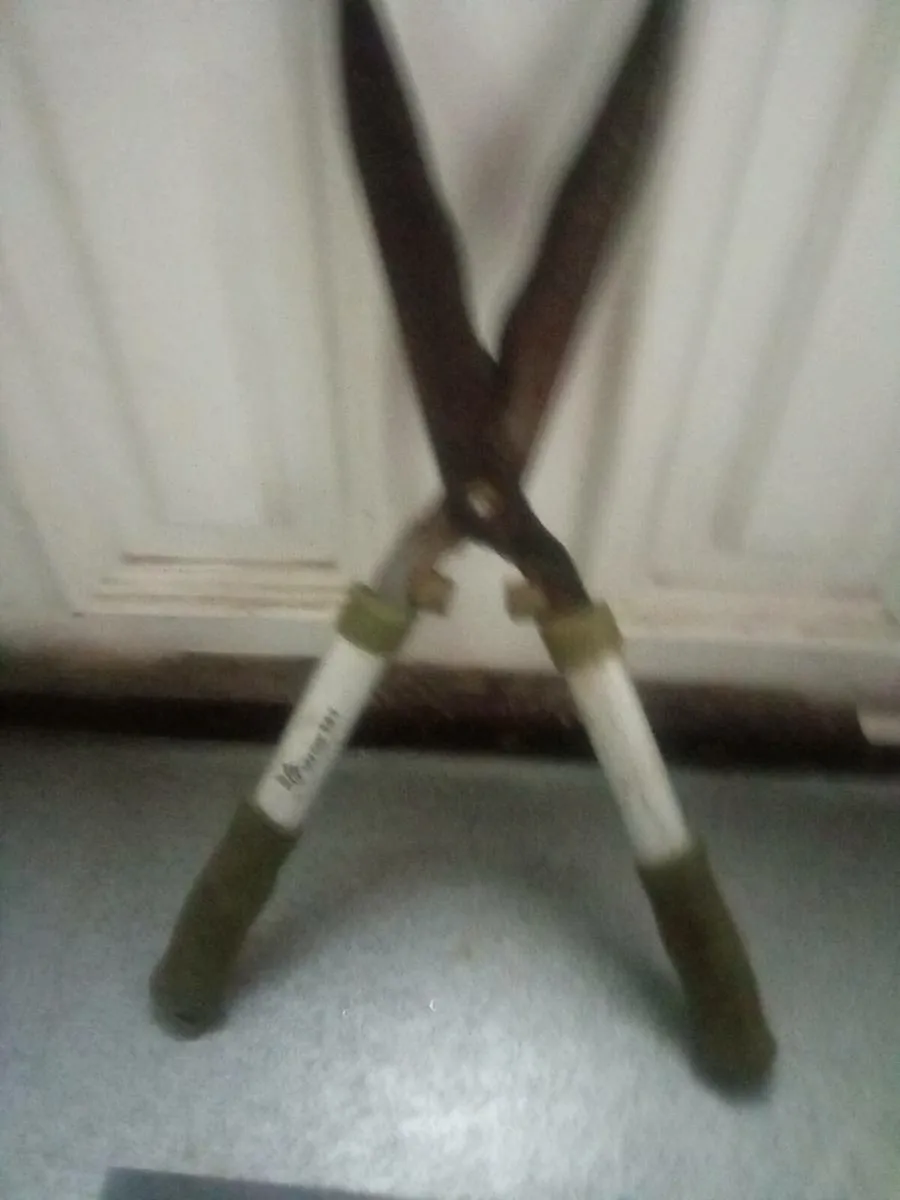 HAND  HELD.   HEDGE.  CLIPPERS. AND. THERMAL. HAT - Image 3