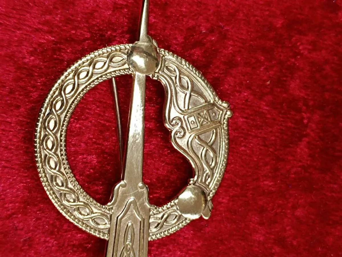 9k Yellow Gold Tara Brooch - Image 2