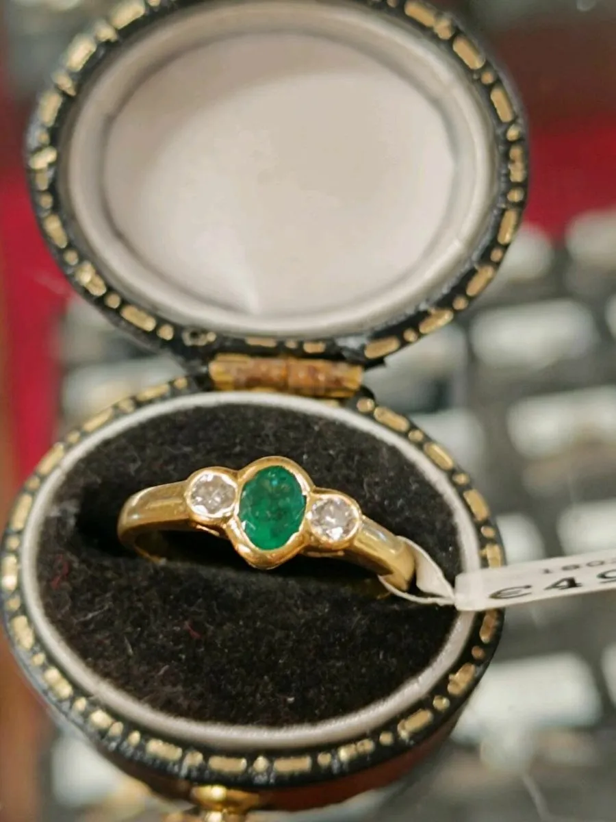 18k Yellow Gold Emerald & Diamond Ring - Image 2