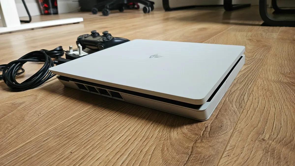 White Playstation 4 Slim - PS4 - Image 2