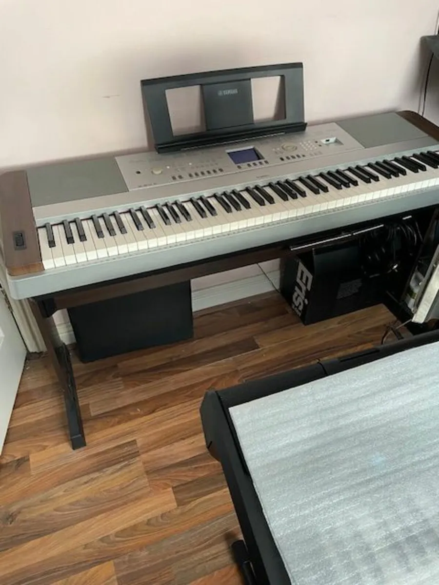 YAMAHA DGX 640 PORTABLE GRAND