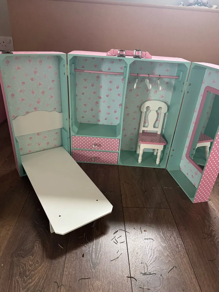 Dolls wardrobe - Image 1