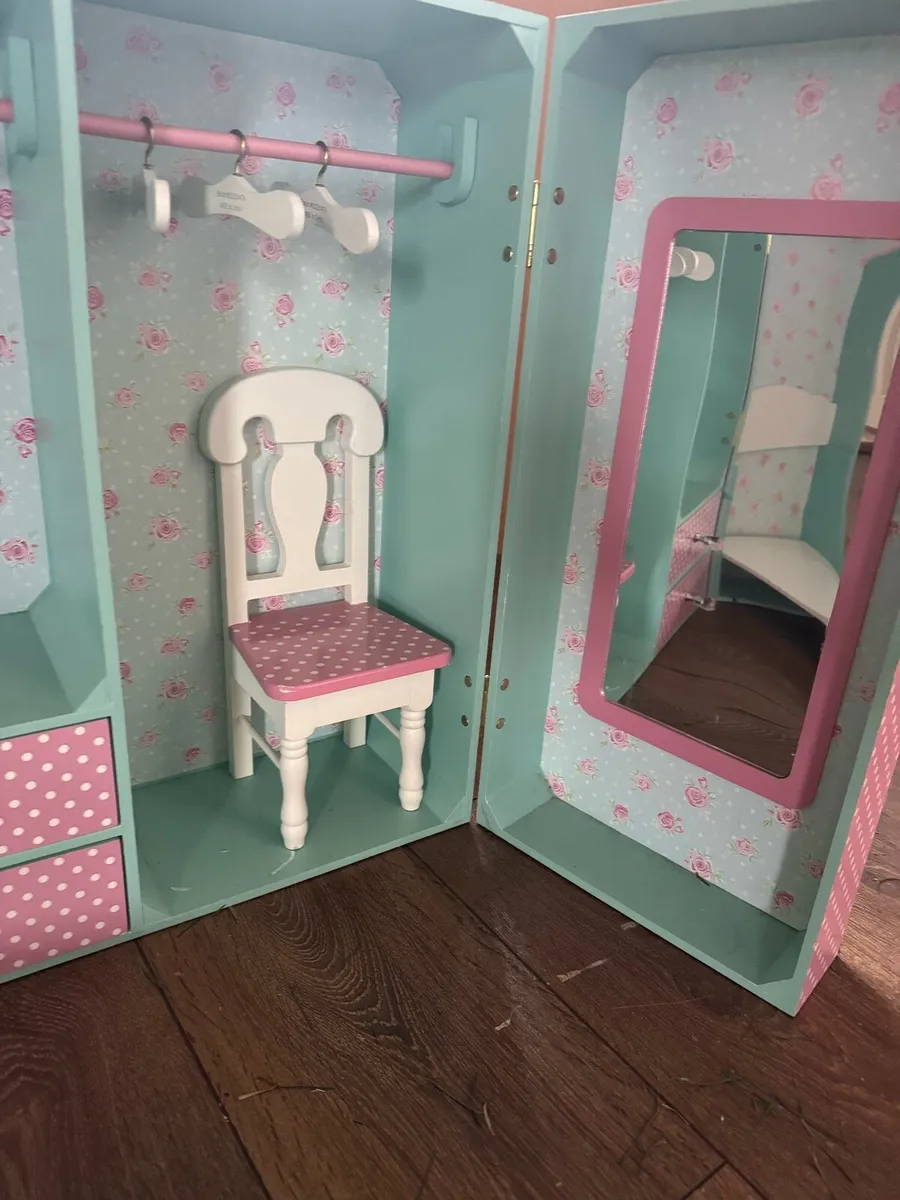 Dolls wardrobe - Image 2