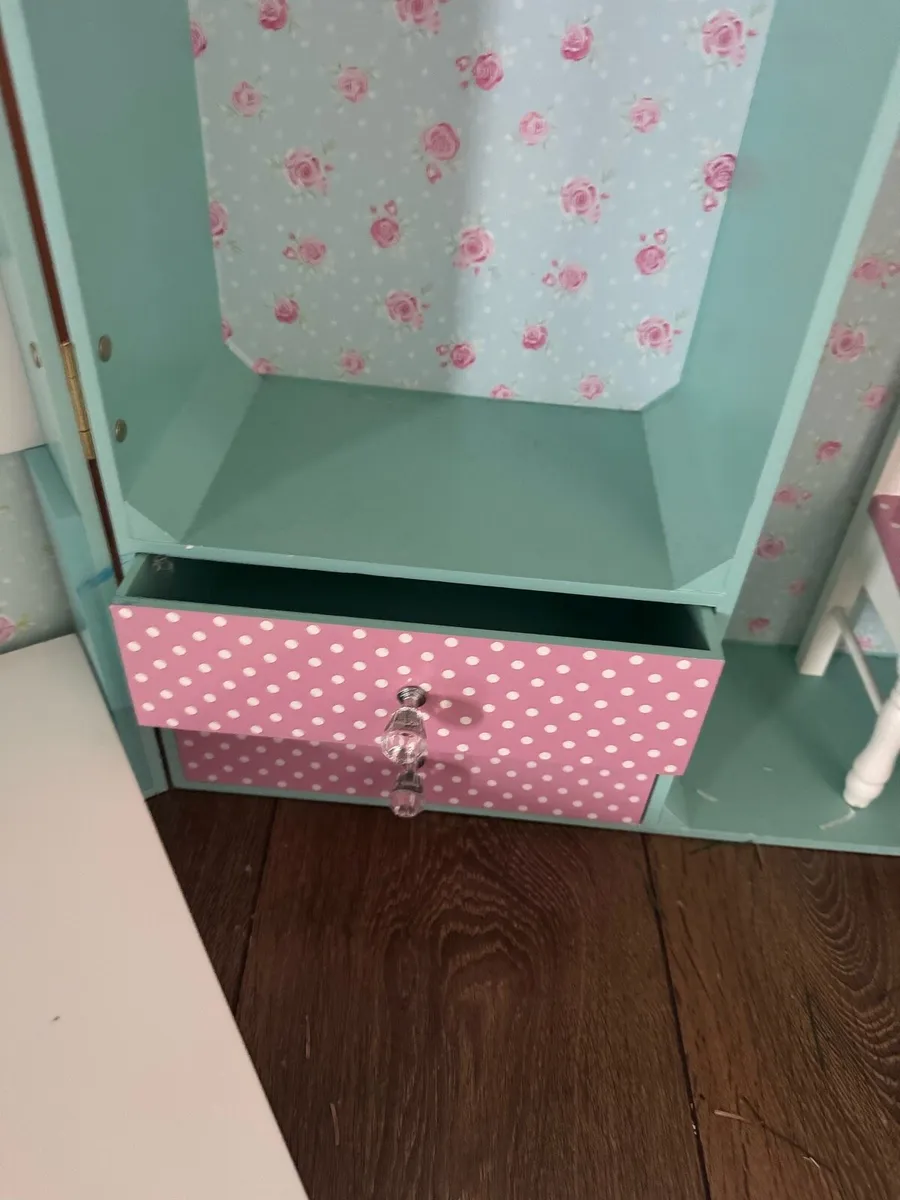 Dolls wardrobe - Image 3