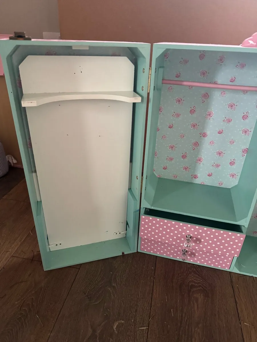 Dolls wardrobe - Image 4