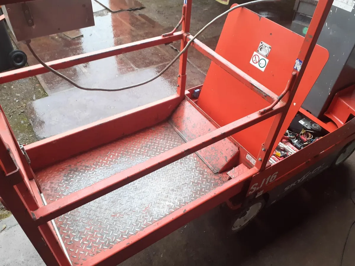 SKYJACK SJ16 SISSOR LIFT 2016 - Image 3
