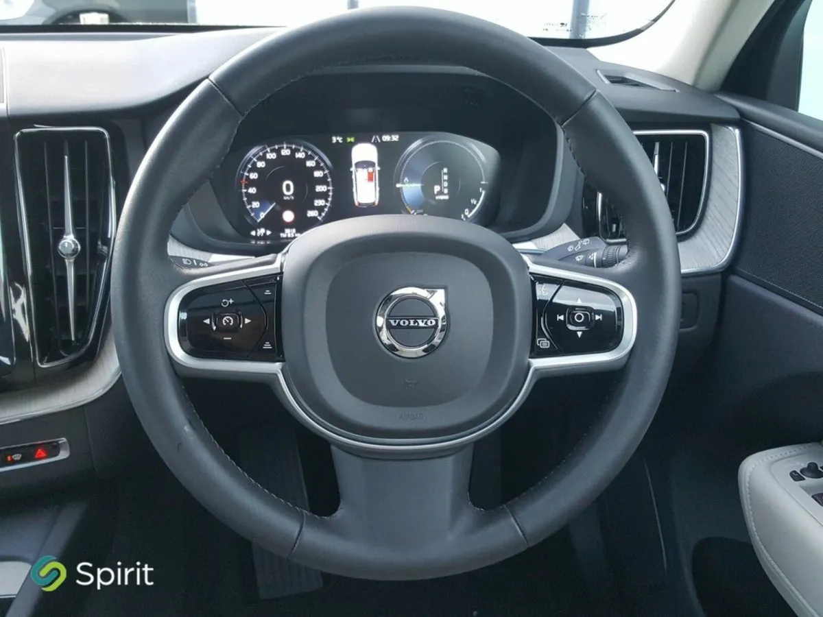 Volvo XC60 T8 Plug In Hybrid AWD (4WD) Inscription - Image 2