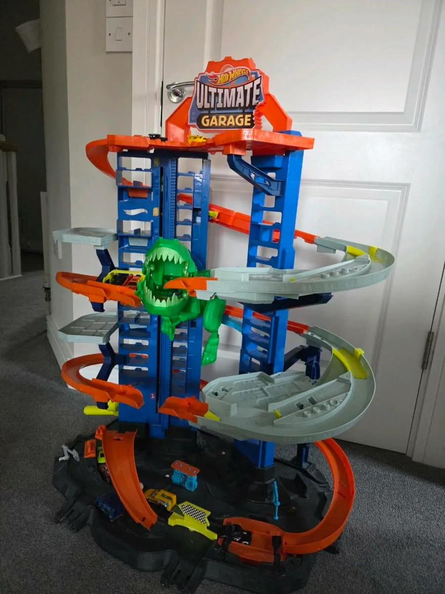 Hot wheels garage / track - cheapest on here - Image 1