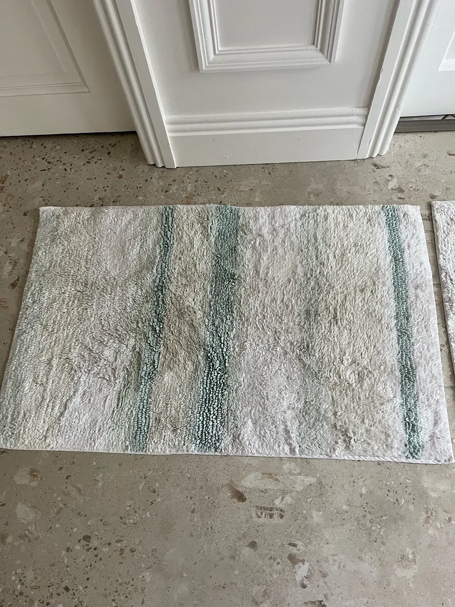 Bath mats & matching bath sheet - Image 2