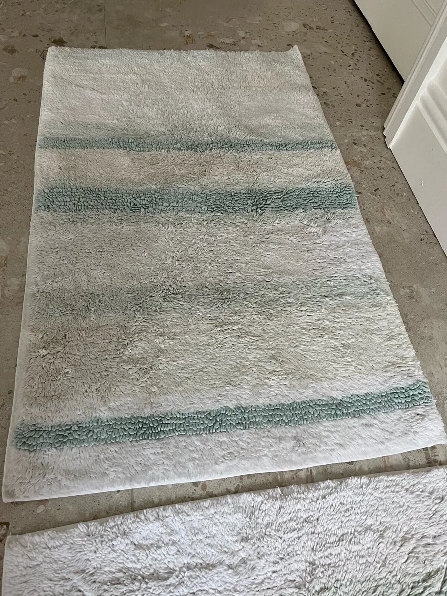 Bath mats & matching bath sheet - Image 4