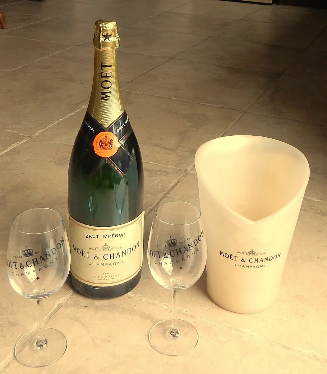 Moet Imperial Display Bottle, Ice Bucket & Glasses - Image 1