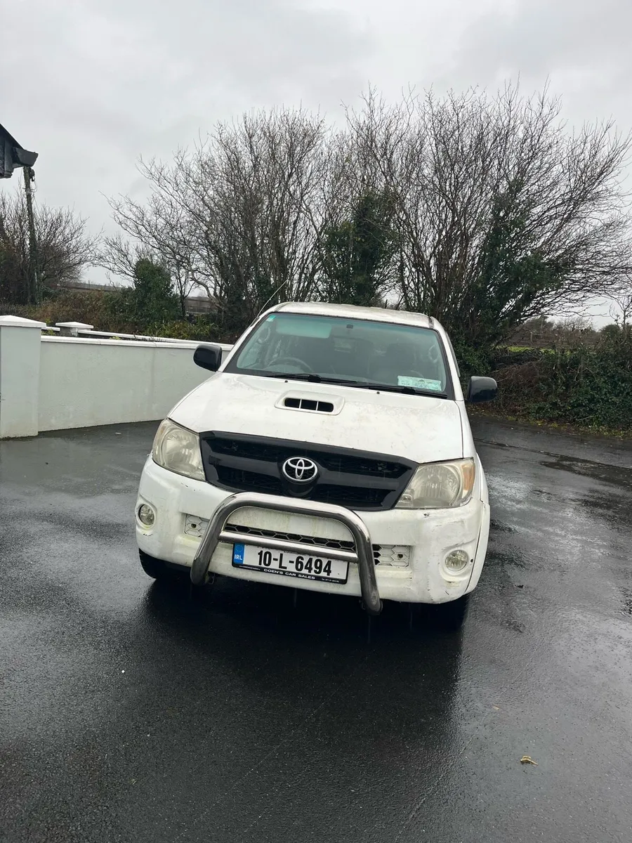 White Toyota Hilux 2010 - Image 1