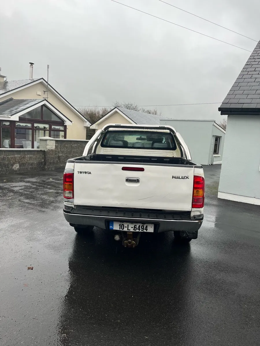 White Toyota Hilux 2010 - Image 2