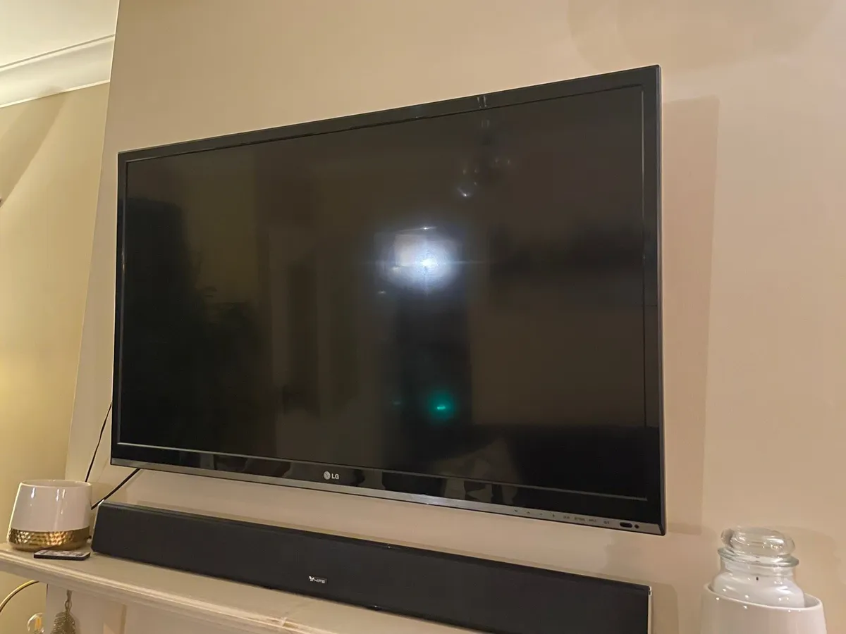 42 inch LG tv - Image 1