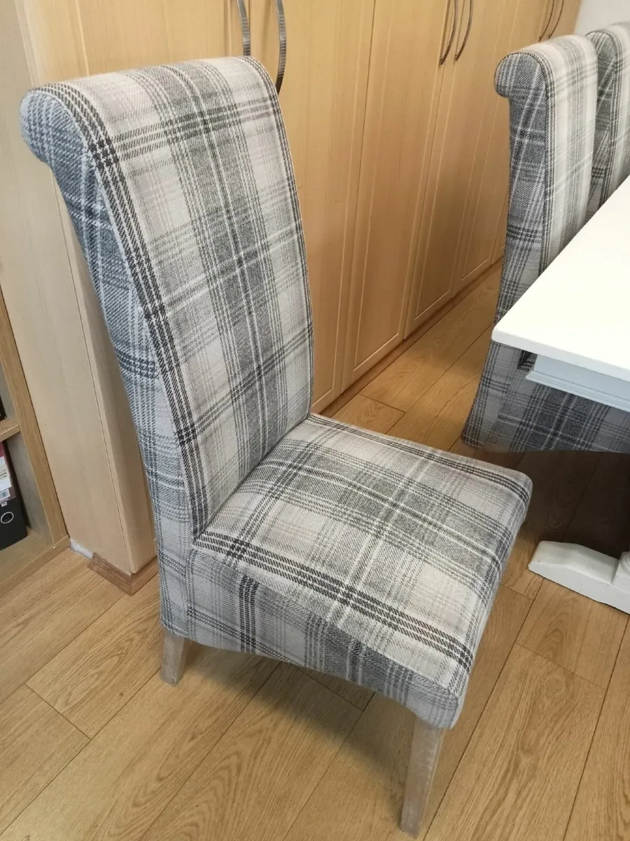 Table/chairs - Image 1