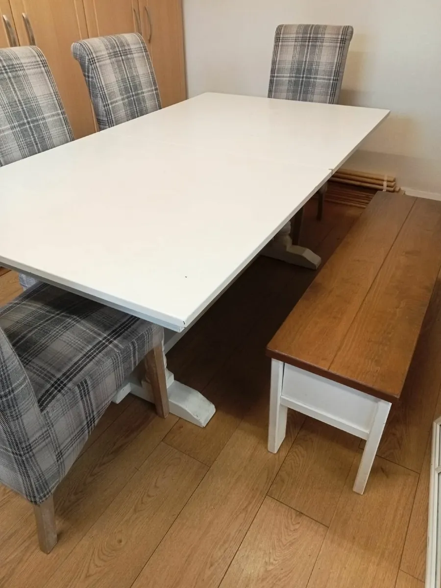 Table/chairs - Image 2