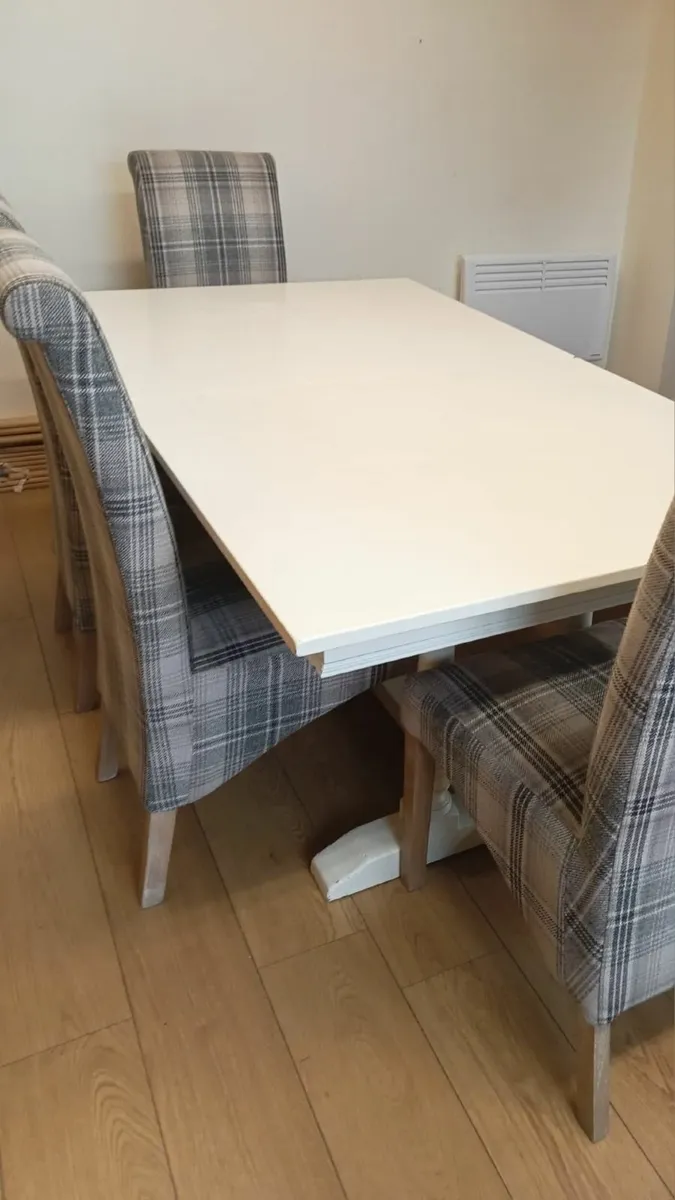 Table/chairs - Image 3