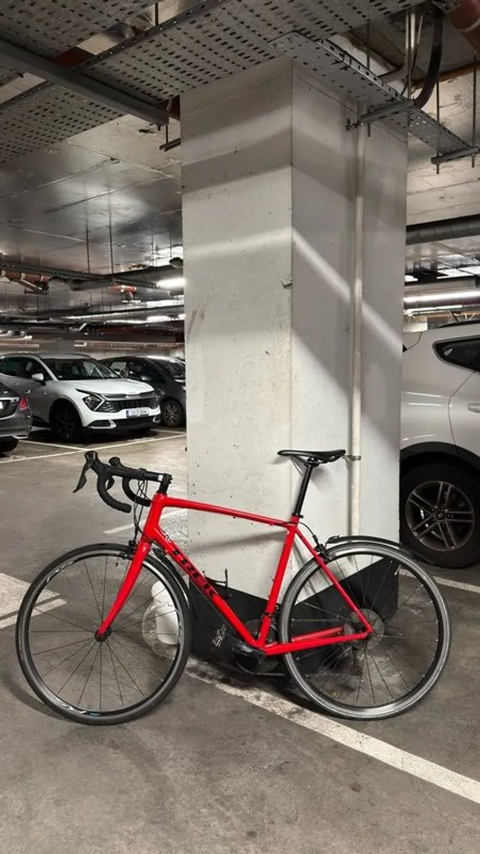 Trek Domane AL 2  Road Bike  Full Accessory Bundle  Kryptonite Lock, Muc-Off Kit, Park Tool, Pump - Image 2