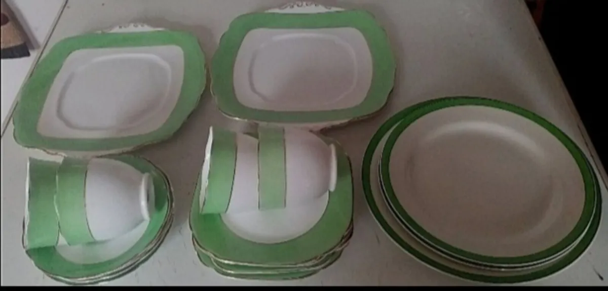 17 Pieces Green and White China Teaset - Image 1