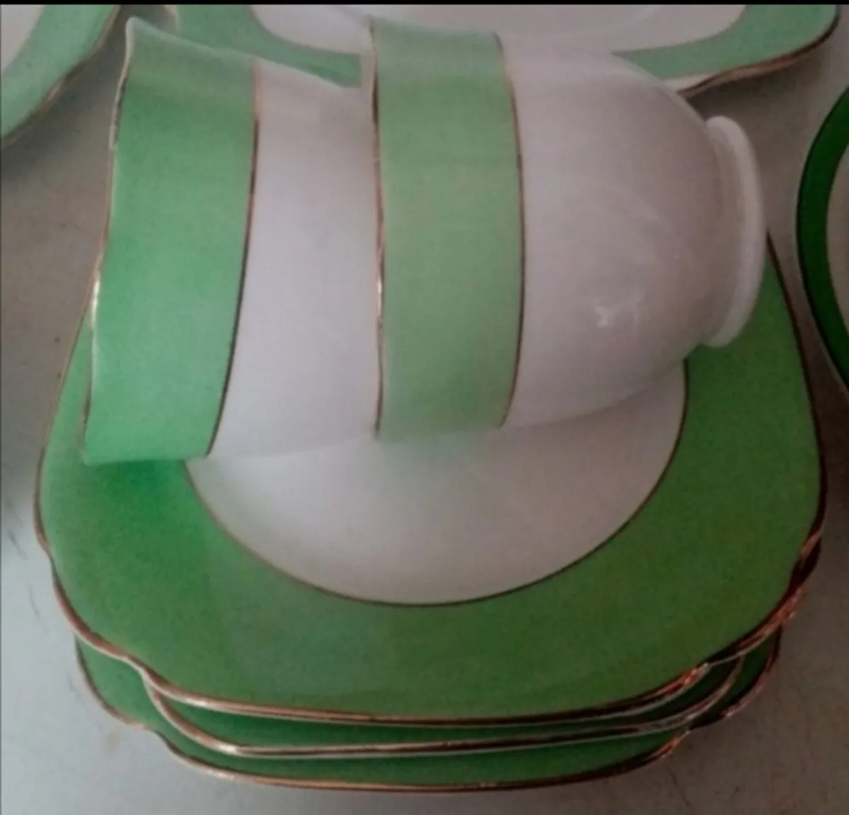 17 Pieces Green and White China Teaset - Image 2